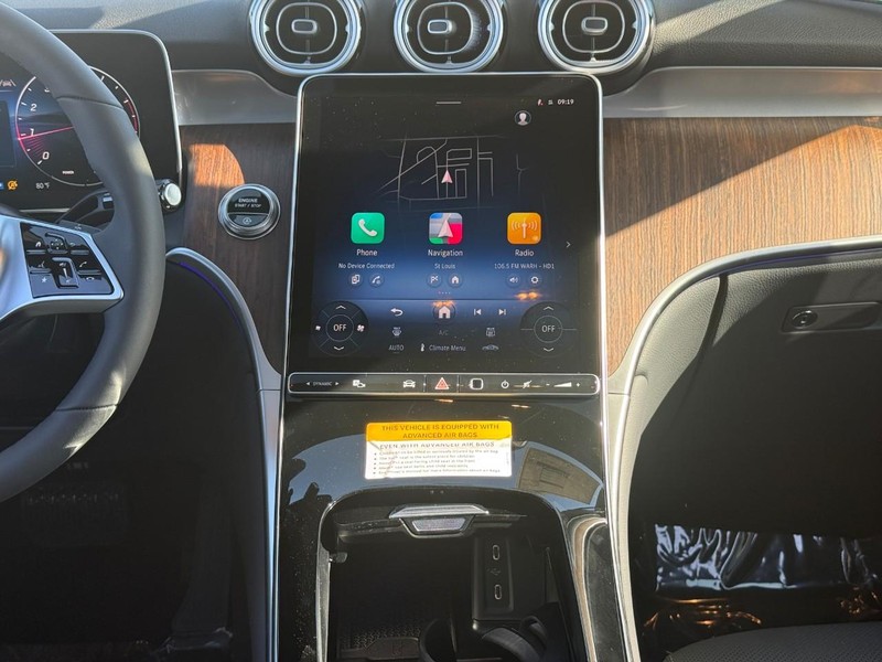 Mercedes-Benz GLC Vehicle Full-screen Gallery Image 11