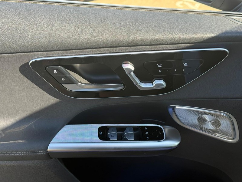 Mercedes-Benz GLC Vehicle Full-screen Gallery Image 13