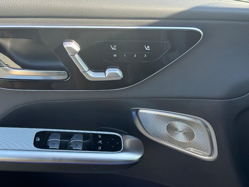 Mercedes-Benz GLC Vehicle Full-screen Gallery Image 14