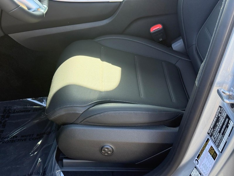 Mercedes-Benz GLC Vehicle Full-screen Gallery Image 15