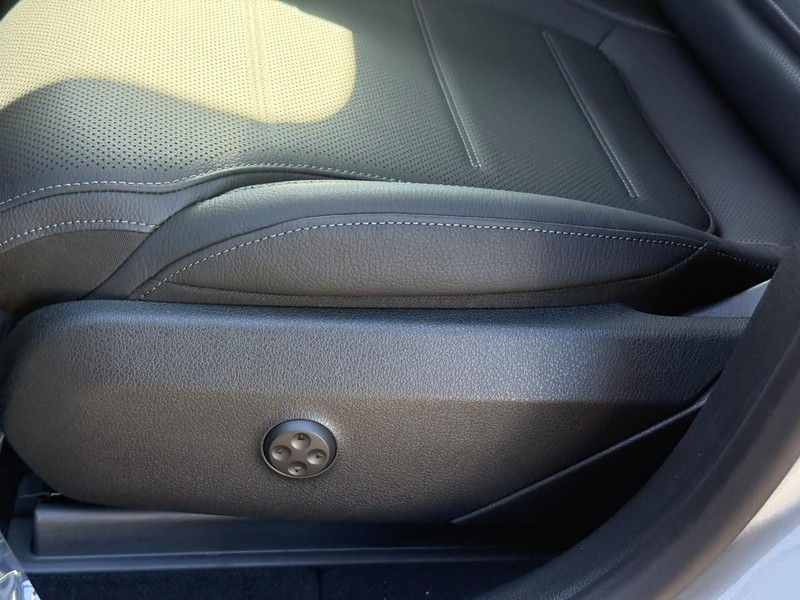 Mercedes-Benz GLC Vehicle Full-screen Gallery Image 16