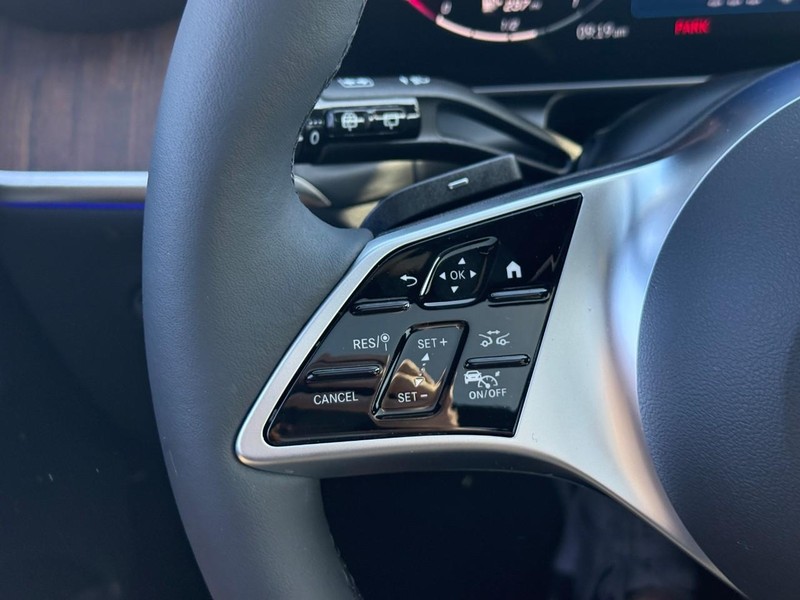 Mercedes-Benz GLC Vehicle Full-screen Gallery Image 17