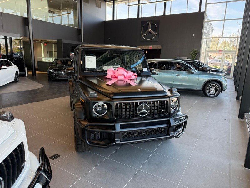 Mercedes-Benz G-Class Vehicle Full-screen Gallery Image 3