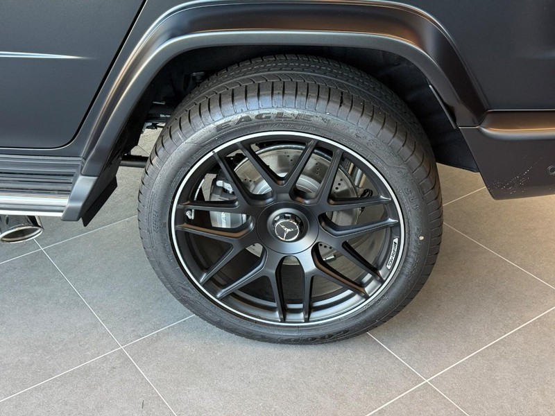 Mercedes-Benz G-Class Vehicle Full-screen Gallery Image 4