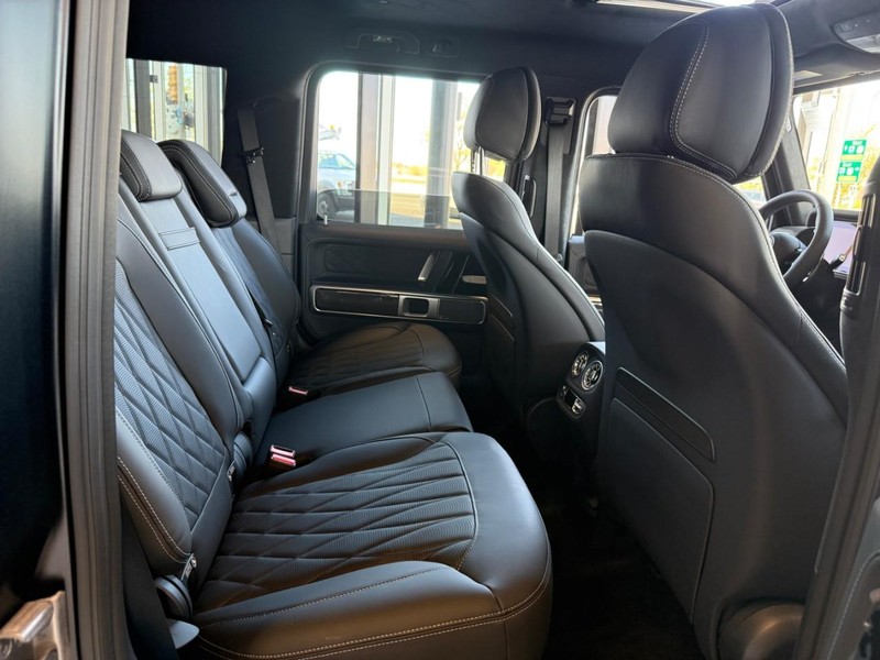 Mercedes-Benz G-Class Vehicle Full-screen Gallery Image 5