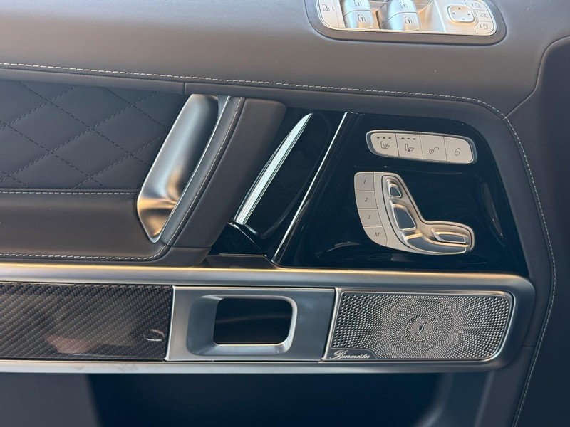 Mercedes-Benz G-Class Vehicle Full-screen Gallery Image 6