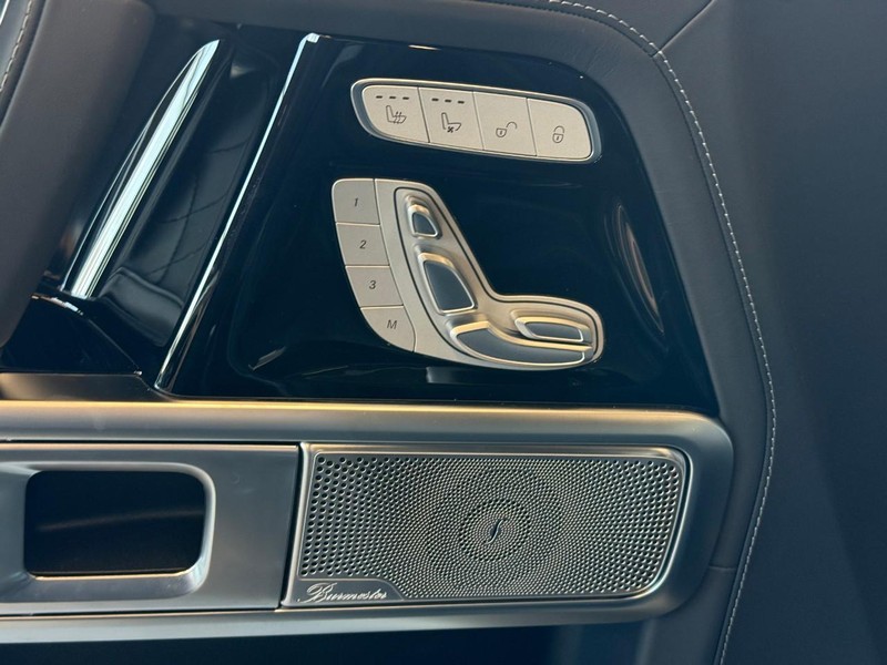 Mercedes-Benz G-Class Vehicle Full-screen Gallery Image 7