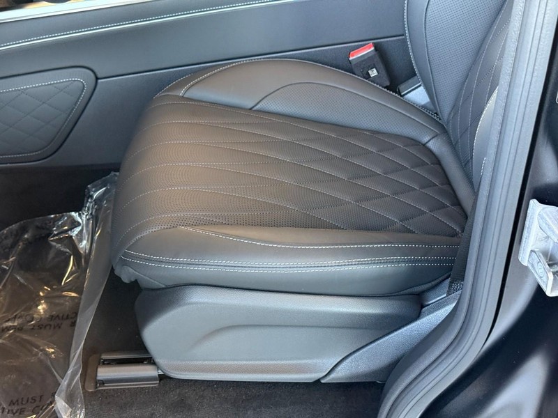 Mercedes-Benz G-Class Vehicle Full-screen Gallery Image 8