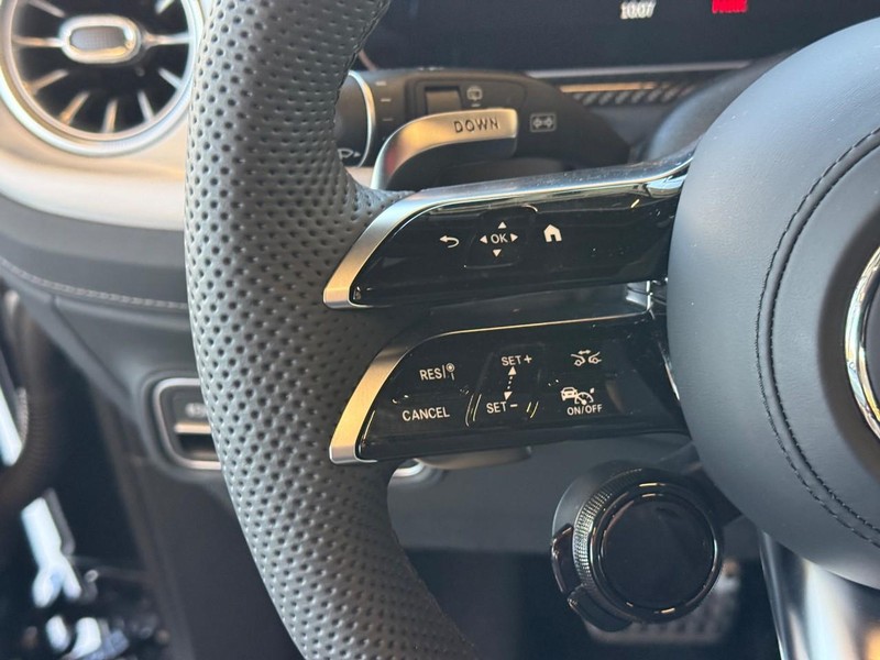 Mercedes-Benz G-Class Vehicle Full-screen Gallery Image 9