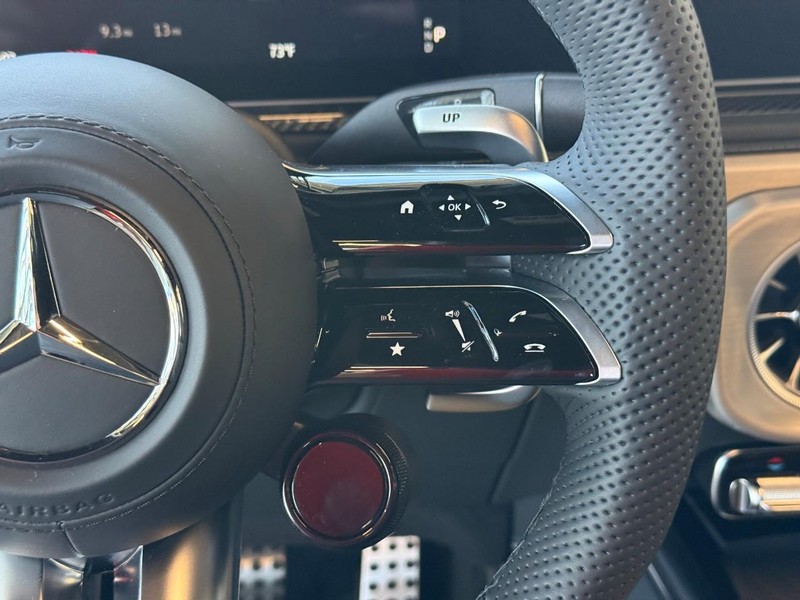 Mercedes-Benz G-Class Vehicle Full-screen Gallery Image 10