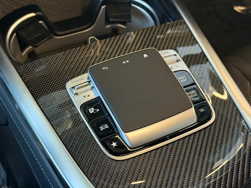 Mercedes-Benz G-Class Vehicle Full-screen Gallery Image 11