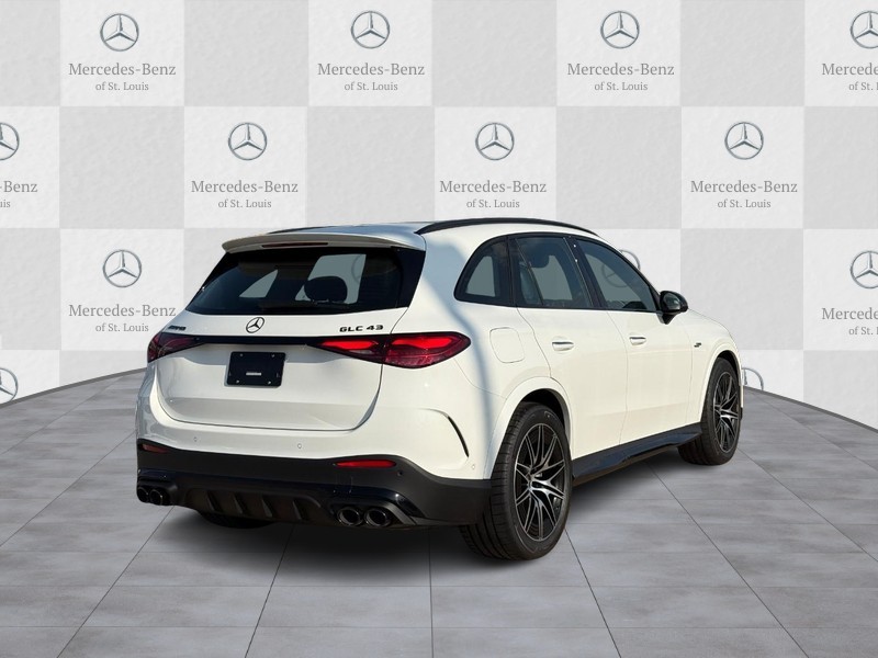 Mercedes-Benz GLC Vehicle Full-screen Gallery Image 3