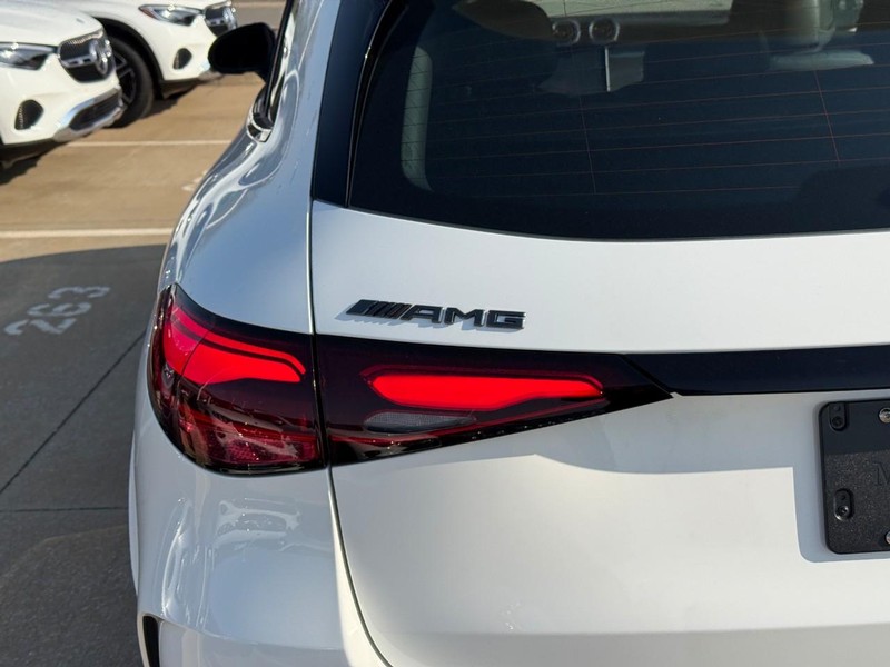 Mercedes-Benz GLC Vehicle Full-screen Gallery Image 4