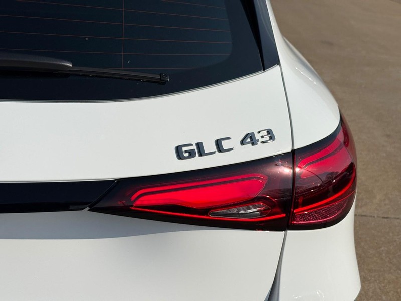 Mercedes-Benz GLC Vehicle Full-screen Gallery Image 5