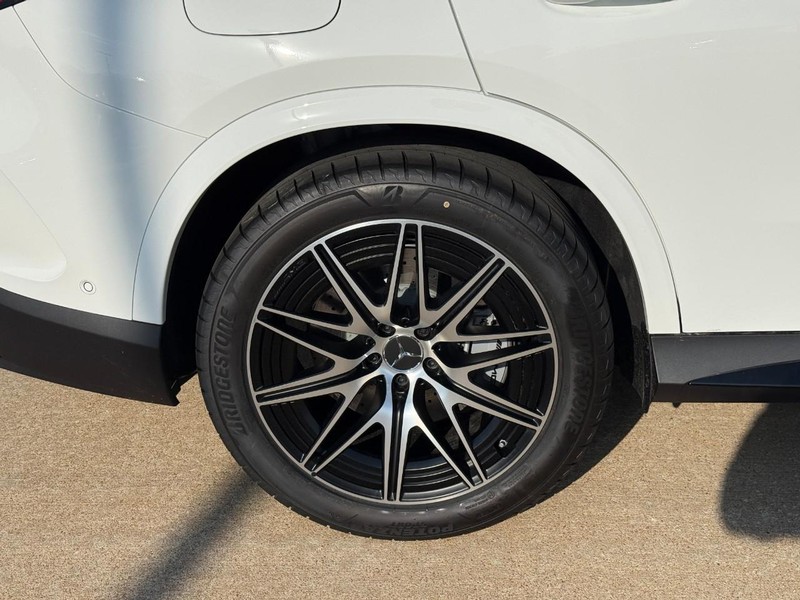 Mercedes-Benz GLC Vehicle Full-screen Gallery Image 6