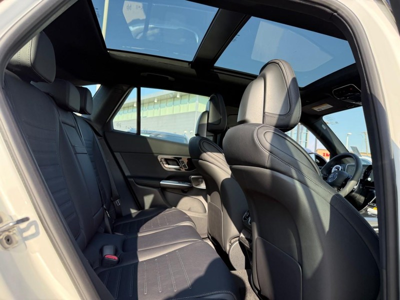 Mercedes-Benz GLC Vehicle Full-screen Gallery Image 7