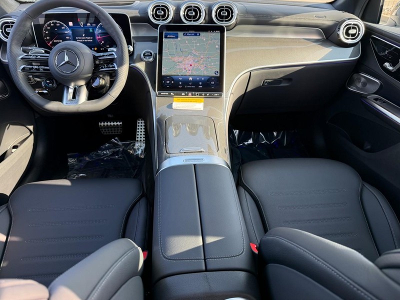 Mercedes-Benz GLC Vehicle Full-screen Gallery Image 8