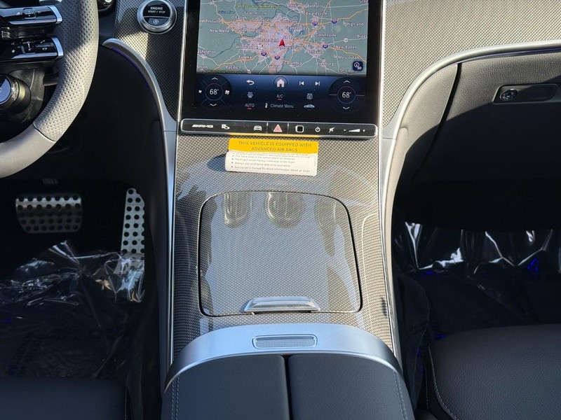 Mercedes-Benz GLC Vehicle Full-screen Gallery Image 12