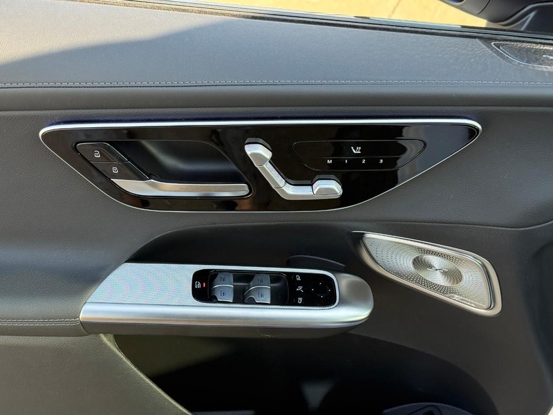 Mercedes-Benz GLC Vehicle Full-screen Gallery Image 13