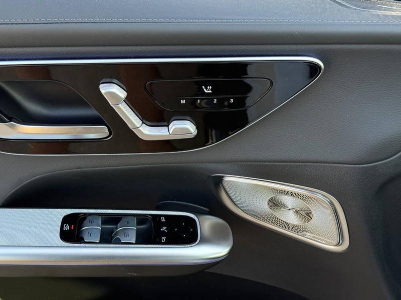 Mercedes-Benz GLC Vehicle Full-screen Gallery Image 14