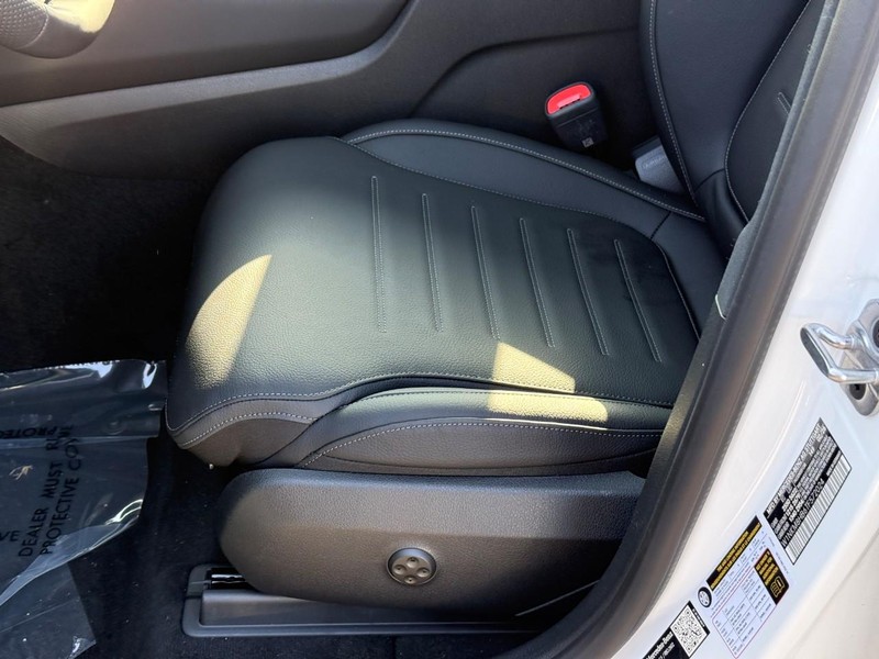 Mercedes-Benz GLC Vehicle Full-screen Gallery Image 15