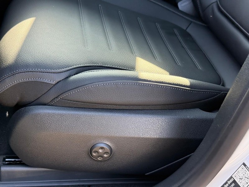 Mercedes-Benz GLC Vehicle Full-screen Gallery Image 16