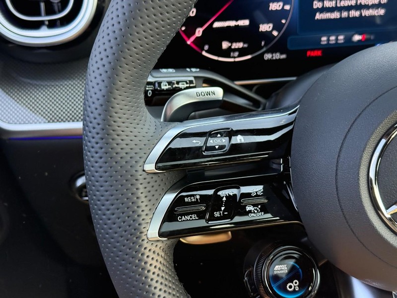 Mercedes-Benz GLC Vehicle Full-screen Gallery Image 17