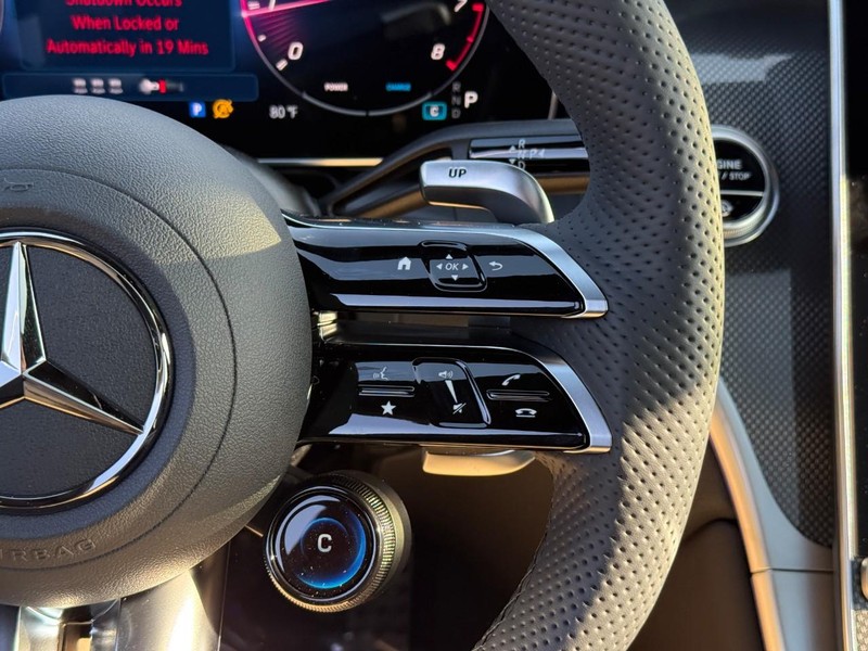 Mercedes-Benz GLC Vehicle Full-screen Gallery Image 18