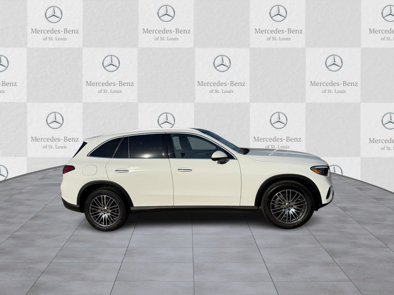 Mercedes-Benz GLC Vehicle Full-screen Gallery Image 2