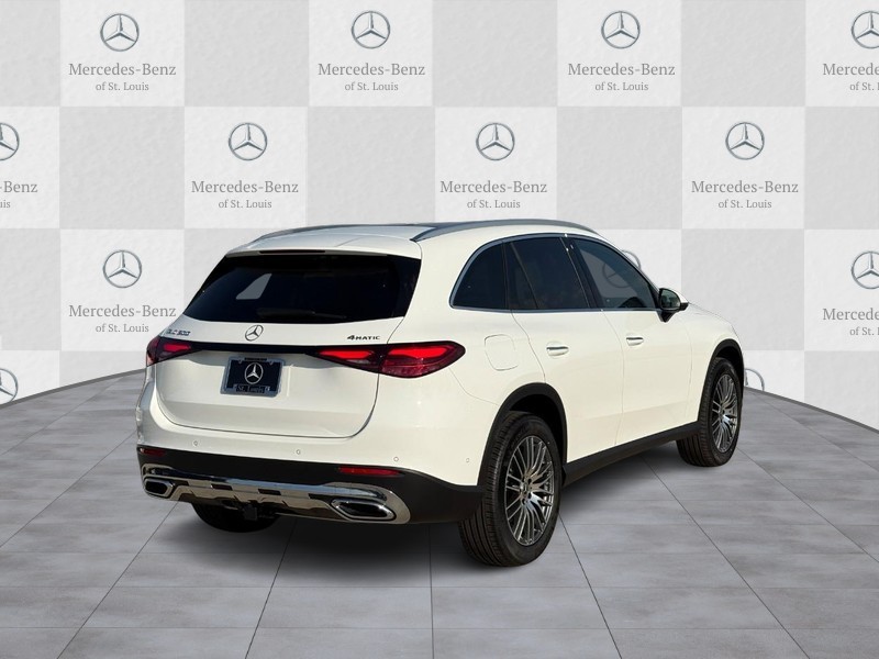 Mercedes-Benz GLC Vehicle Full-screen Gallery Image 3