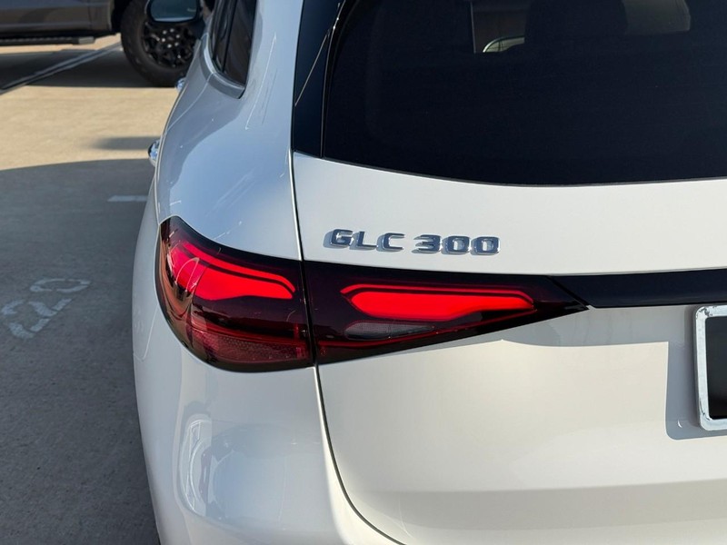 Mercedes-Benz GLC Vehicle Full-screen Gallery Image 4