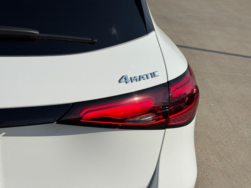 Mercedes-Benz GLC Vehicle Full-screen Gallery Image 5