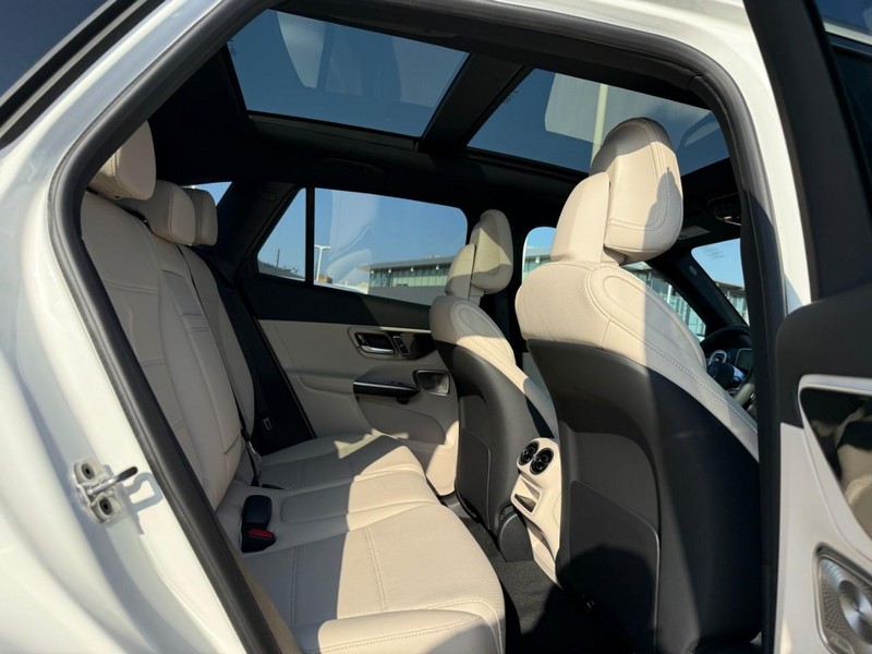 Mercedes-Benz GLC Vehicle Full-screen Gallery Image 6