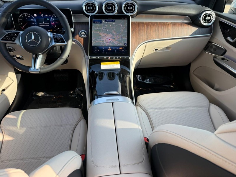 Mercedes-Benz GLC Vehicle Full-screen Gallery Image 7