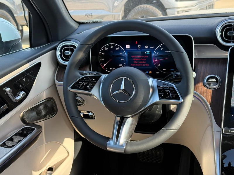 Mercedes-Benz GLC Vehicle Full-screen Gallery Image 8