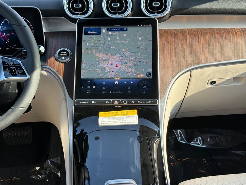 Mercedes-Benz GLC Vehicle Full-screen Gallery Image 10