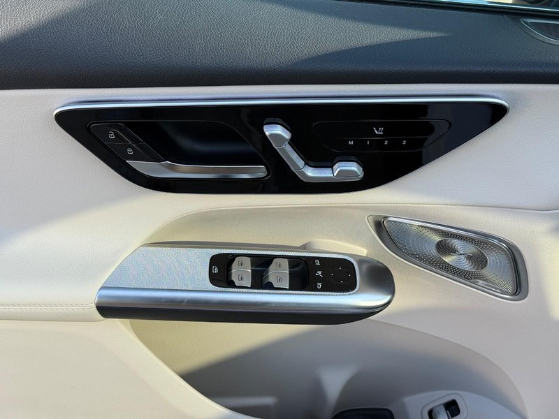 Mercedes-Benz GLC Vehicle Full-screen Gallery Image 11