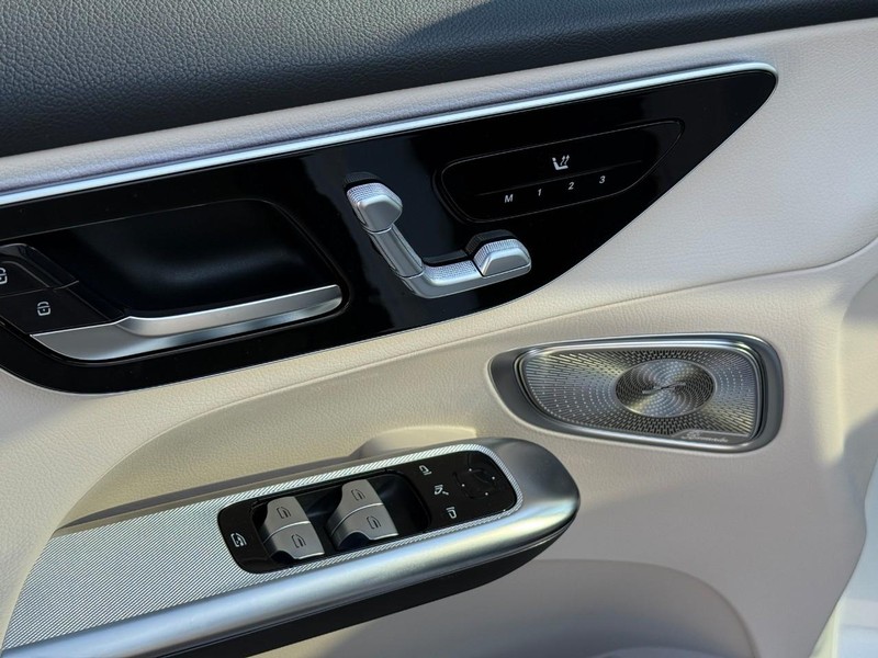 Mercedes-Benz GLC Vehicle Full-screen Gallery Image 12