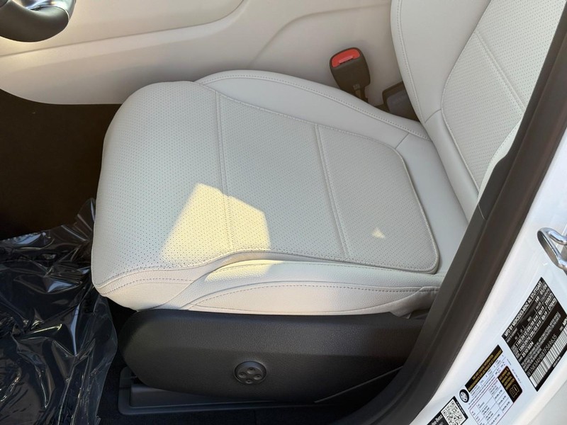 Mercedes-Benz GLC Vehicle Full-screen Gallery Image 13