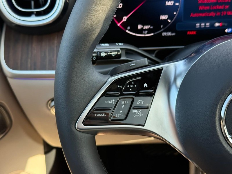 Mercedes-Benz GLC Vehicle Full-screen Gallery Image 14