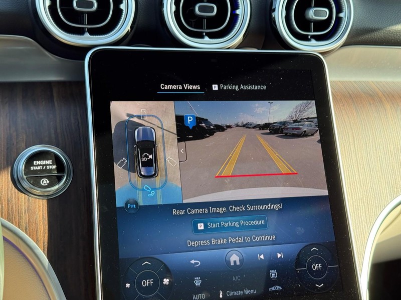 Mercedes-Benz GLC Vehicle Full-screen Gallery Image 16