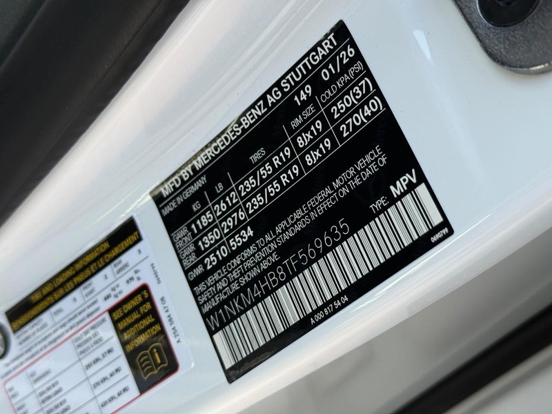 Mercedes-Benz GLC Vehicle Full-screen Gallery Image 17