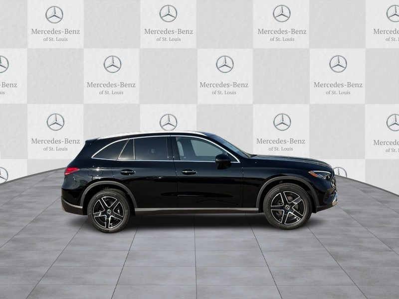 Mercedes-Benz GLC Vehicle Full-screen Gallery Image 2