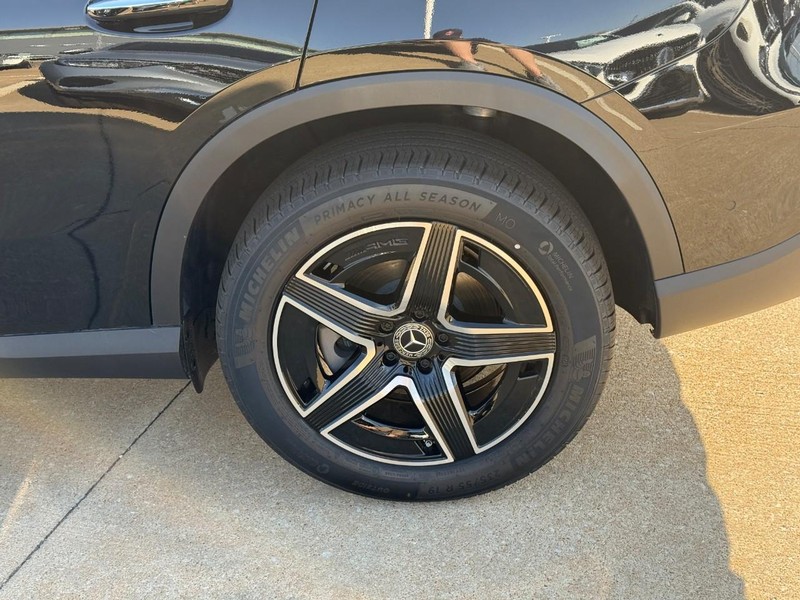 Mercedes-Benz GLC Vehicle Full-screen Gallery Image 4