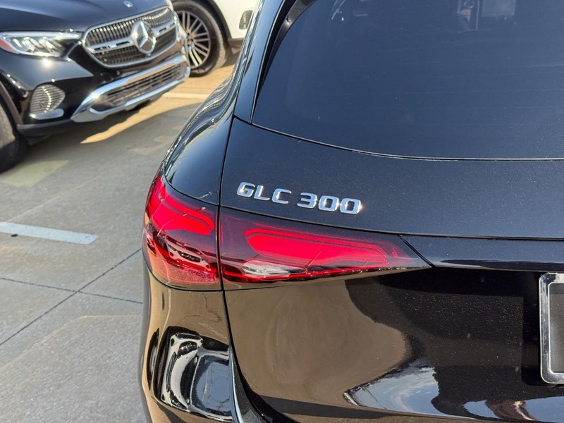 Mercedes-Benz GLC Vehicle Full-screen Gallery Image 5