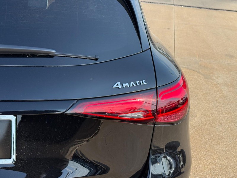 Mercedes-Benz GLC Vehicle Full-screen Gallery Image 6