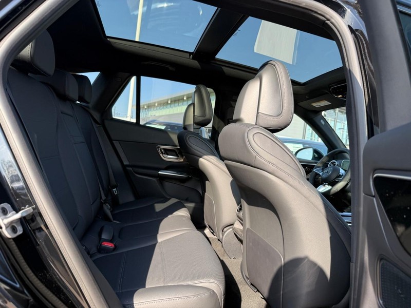 Mercedes-Benz GLC Vehicle Full-screen Gallery Image 7