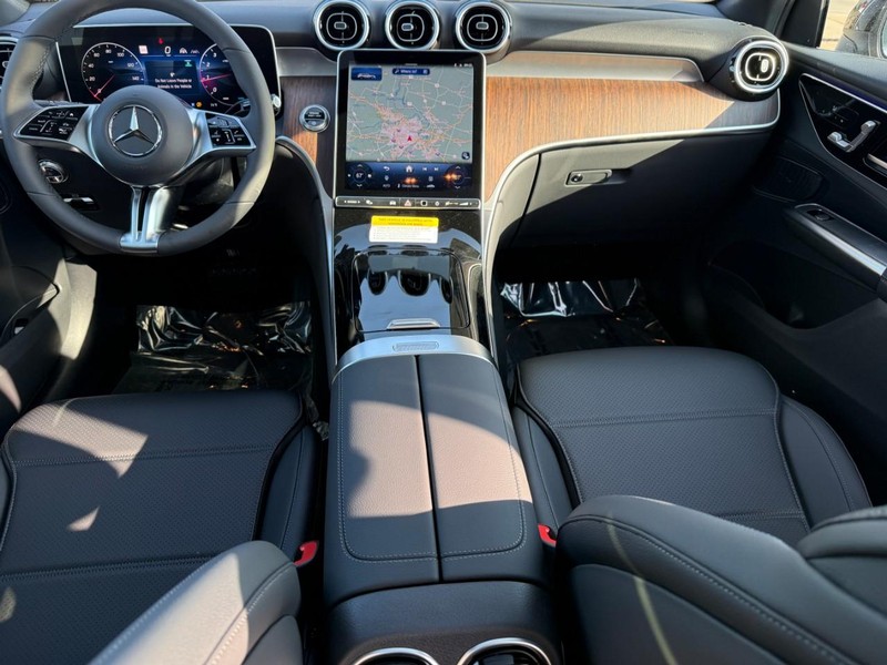 Mercedes-Benz GLC Vehicle Full-screen Gallery Image 8