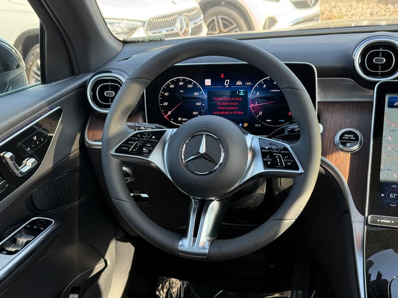 Mercedes-Benz GLC Vehicle Full-screen Gallery Image 9