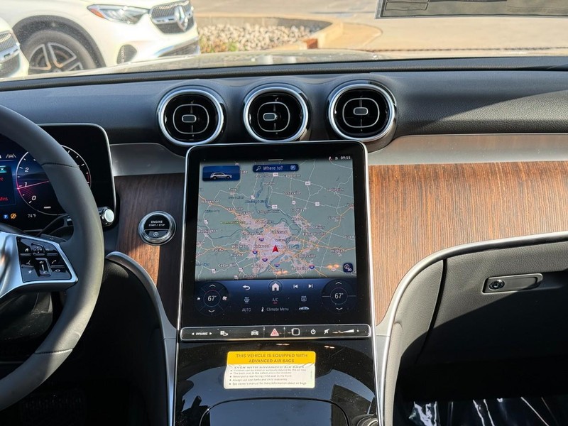 Mercedes-Benz GLC Vehicle Full-screen Gallery Image 10